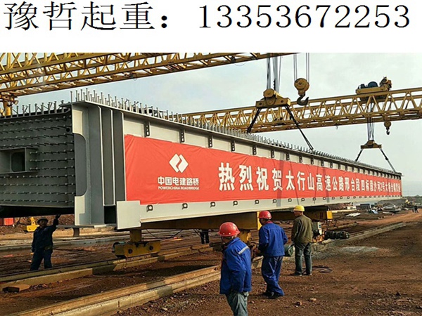 80吨龙门吊吊起第一片钢梁