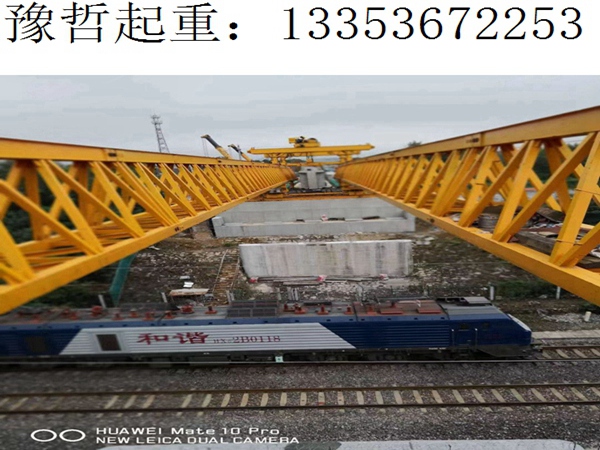 江苏常州180吨架桥机跨铁路线